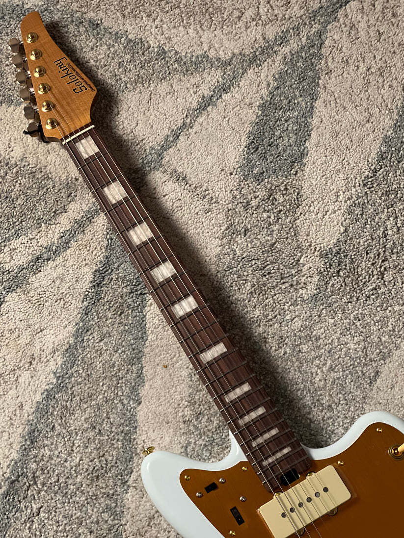 Soloking JM40 Offset Deluxe in Polar White with Gold Hardware