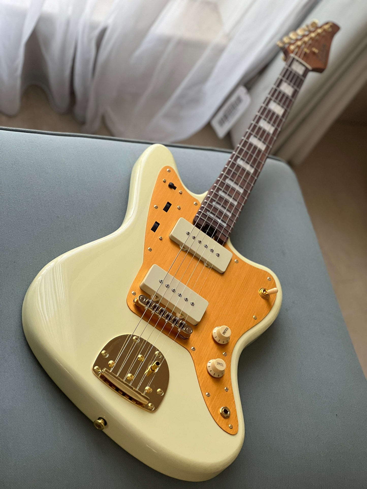 Soloking JM40 Offset Deluxe in Olympic White with Gold Hardware