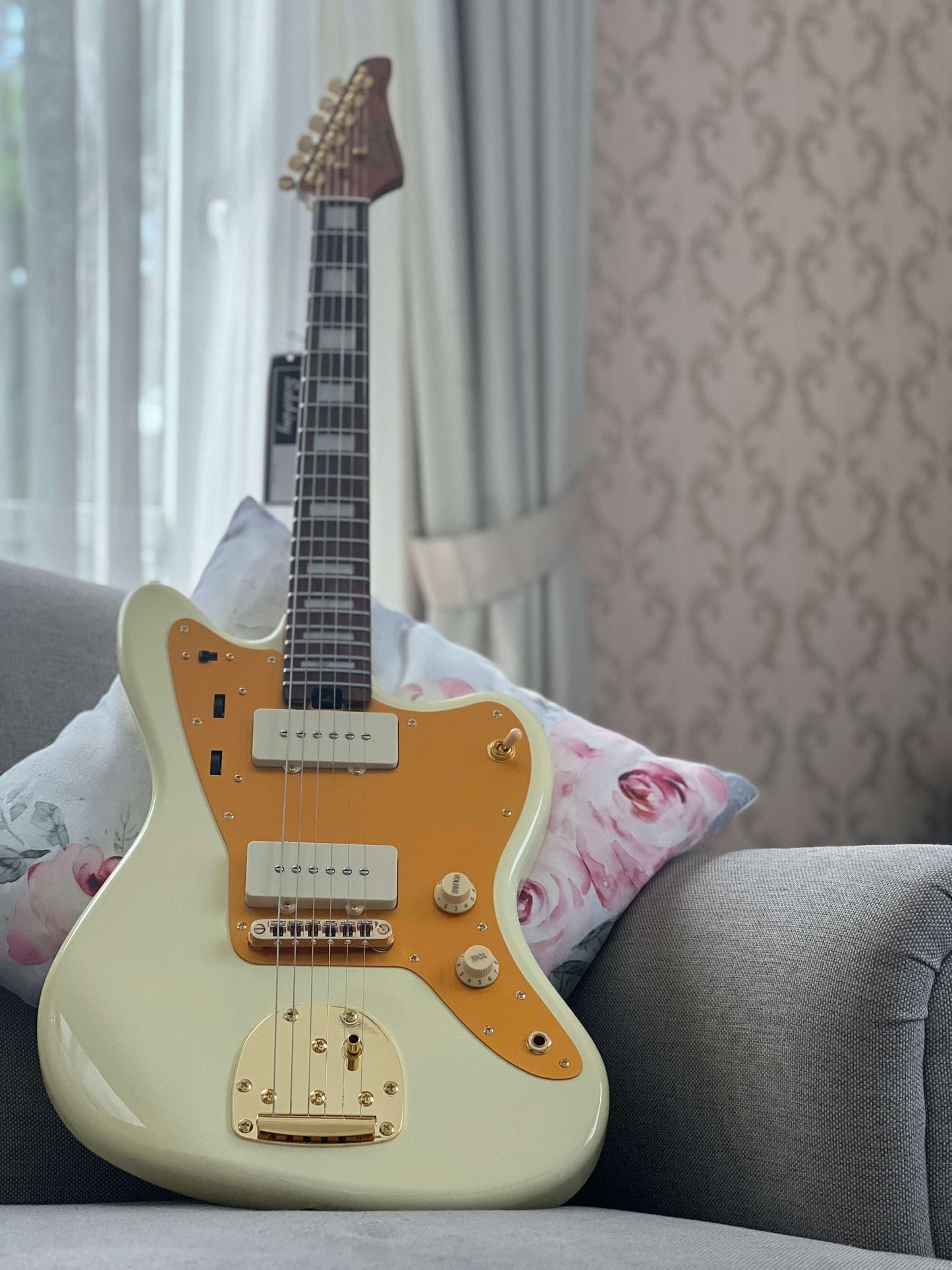 Soloking JM40 Offset Deluxe in Olympic White with Gold Hardware